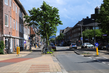 904664 Gezicht op de Amsterdamsestraatweg te Utrecht, uit het noordwesten, ter hoogte van het Oppenheimplein.